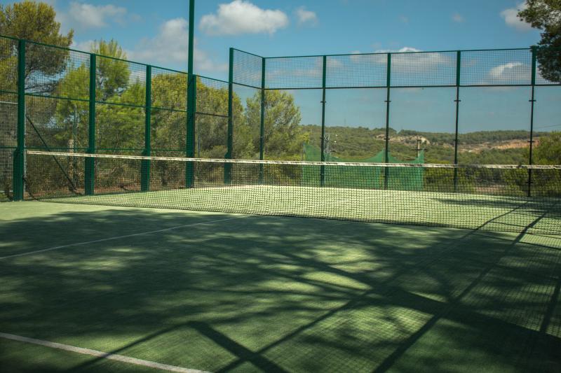 Il campo da padel in erba sintetica del campo estivo attività in Spagna