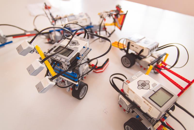 Al campo estivo robotica ci sono dei modellini costruiti dai bambini