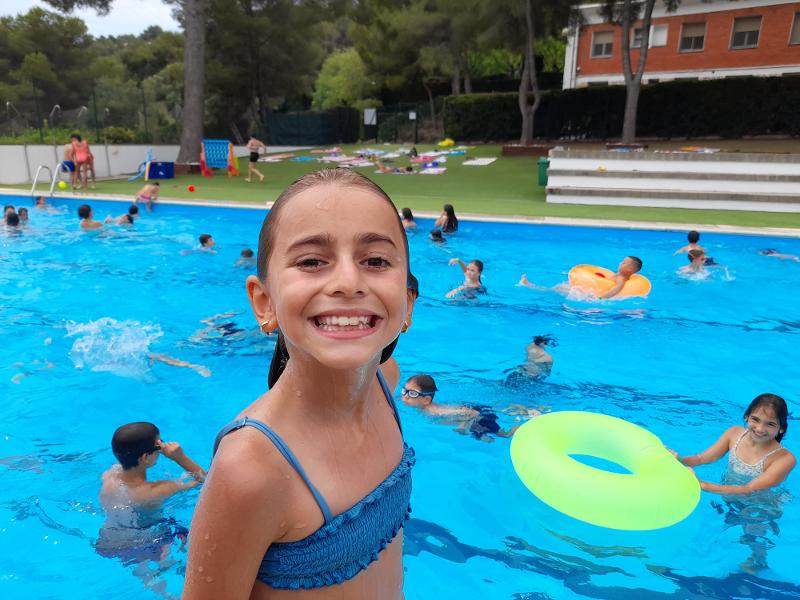 Alla vacanza studio spagnolo i ragazzi giocano e nuotano in piscina
