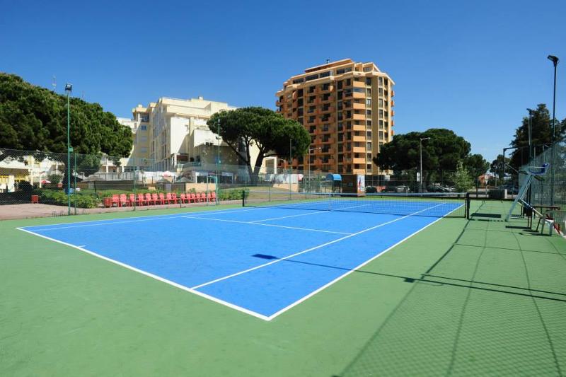 Campo da tennis regolare al campo estivo surf