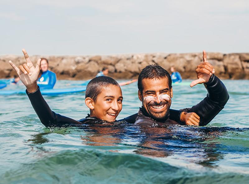 Due ragazzi sorridono in mare al soggiorno linguistico juvigo in spagna