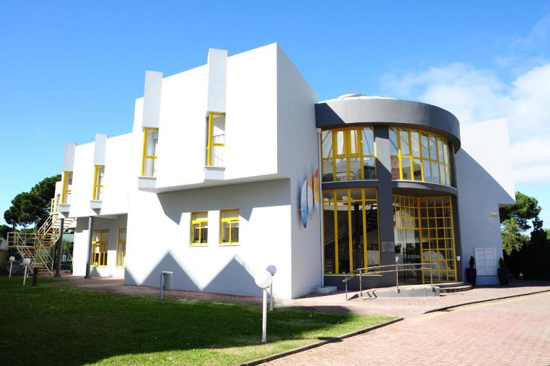 Strutture moderne e sicure al campo estivo surf