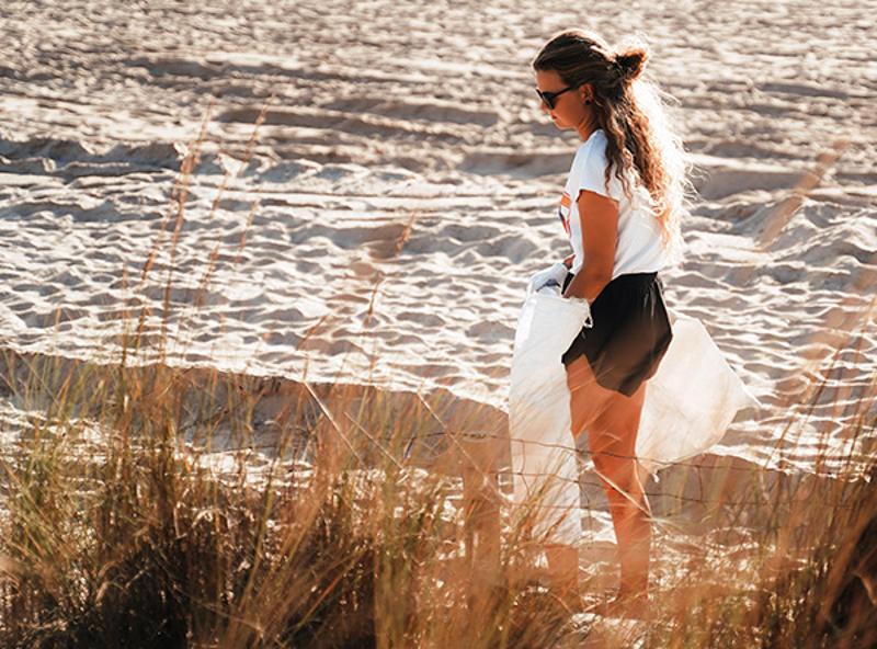 Al campo estivo in Spagna, una ragazza passeggia nel lungomare