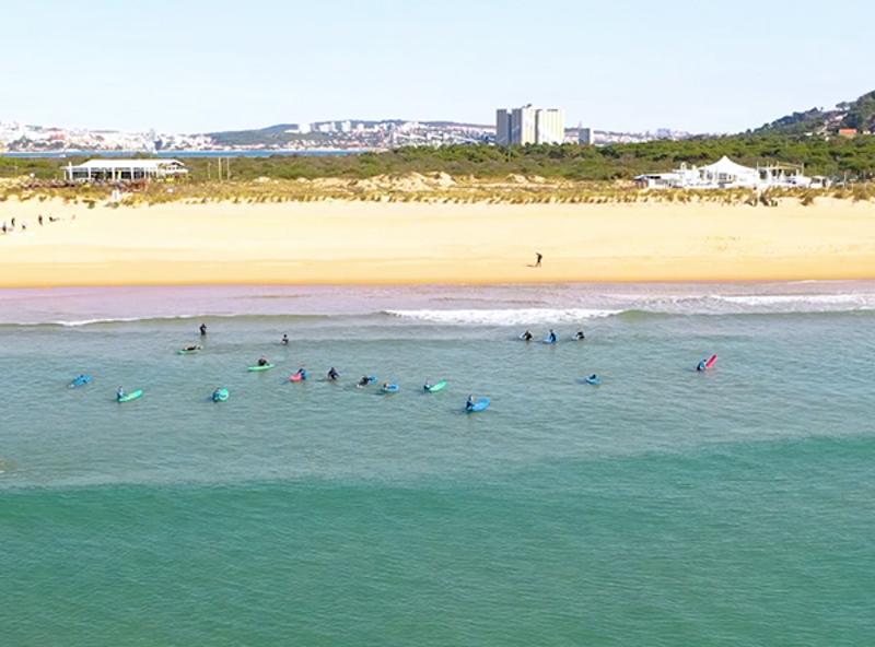 Paesaggi incredibili e mare limpido al campo estivo surf