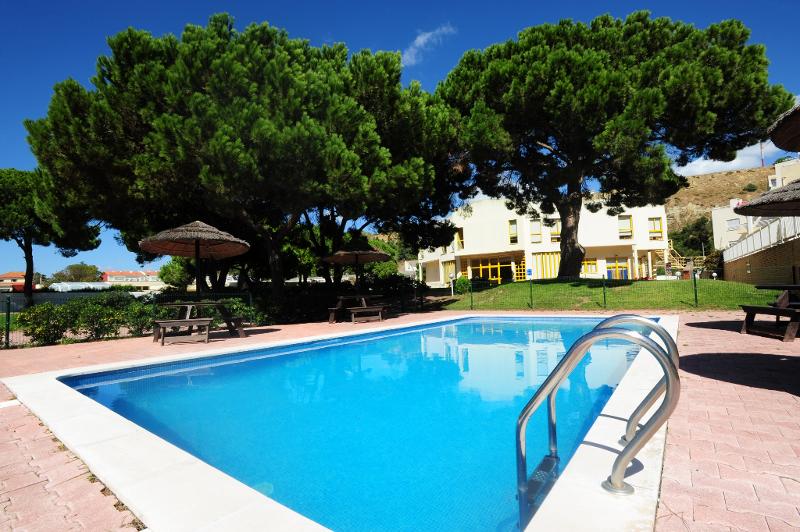 Splendida piscina comune al campo estivo surf