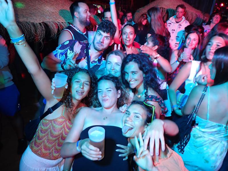 Un gruppo di ragazzi si fa fare una foto ad una festa alle vacanze per giovani Sardegna