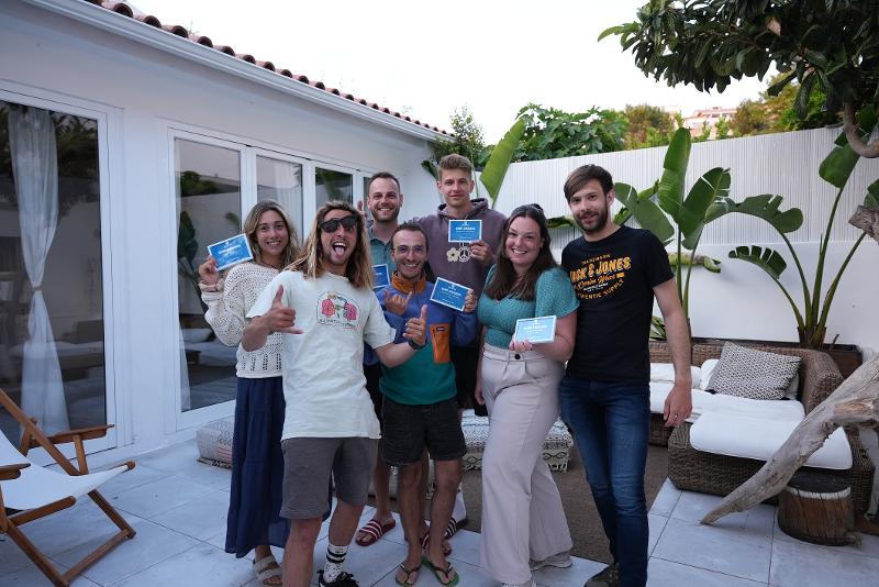 I ragazzi del campo estivo surf festeggiano con dei premi in mano