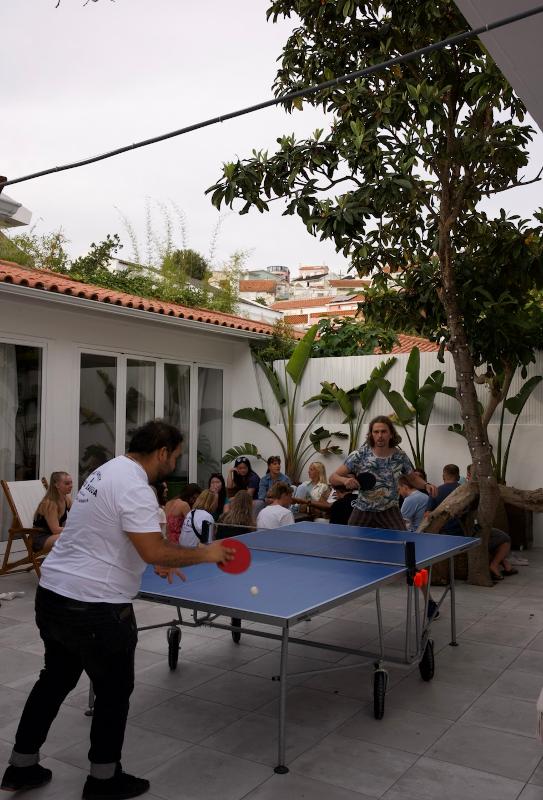 I partecipanti del campo estivo surf giocano a ping-pong