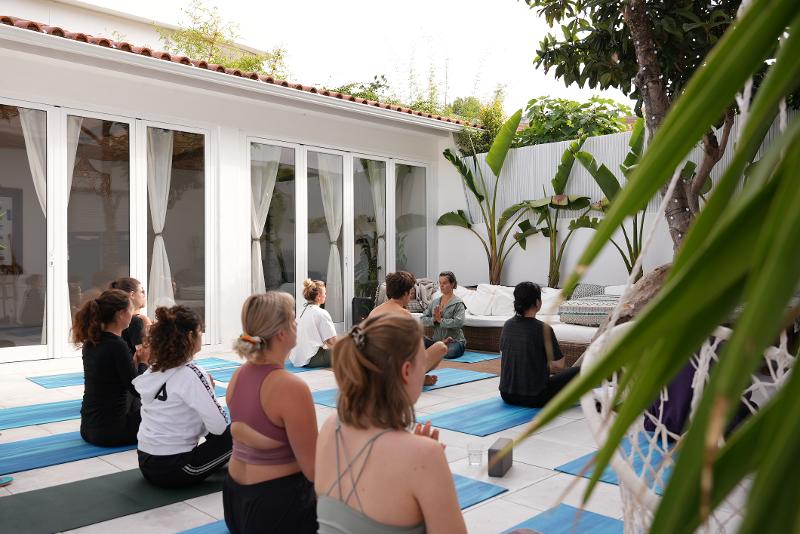 Lezioni dei yoga al campo estivo surf