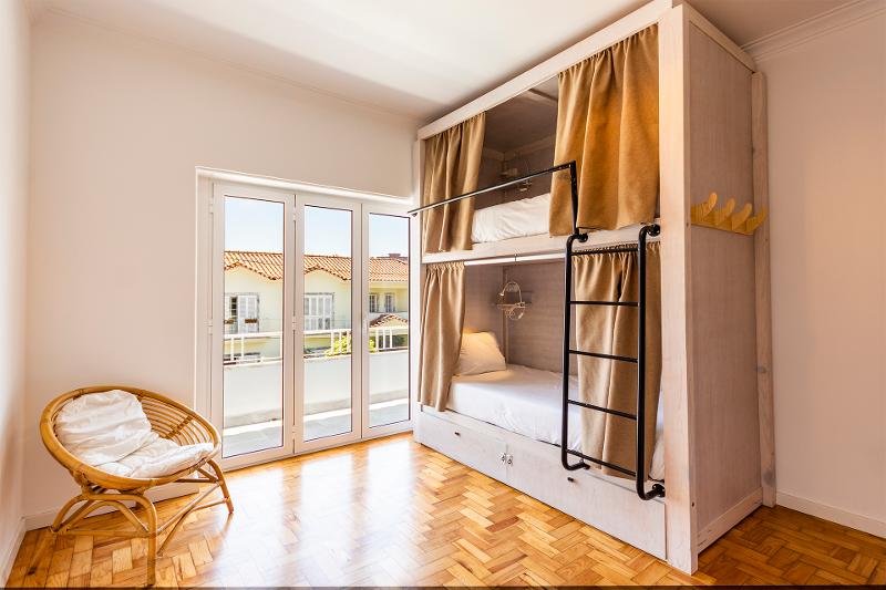 Camera con quattro posti letto al campo estivo surf