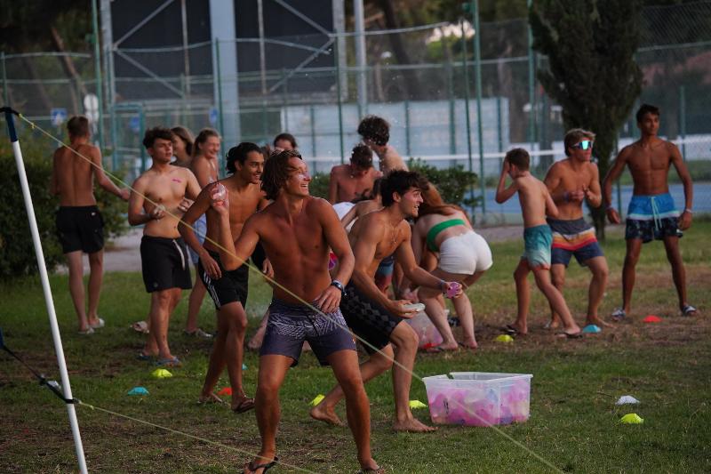 I ragazzi del campo estivo surf si lanciano i gavettoni