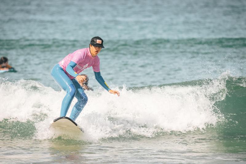 Un ragazzo sta cavalcando un'onda al campo estivo surf