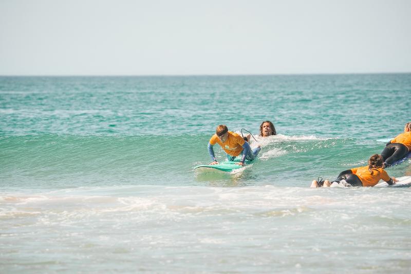 Un ragazzo è pronto prendere la sua onda al campo estivo surf