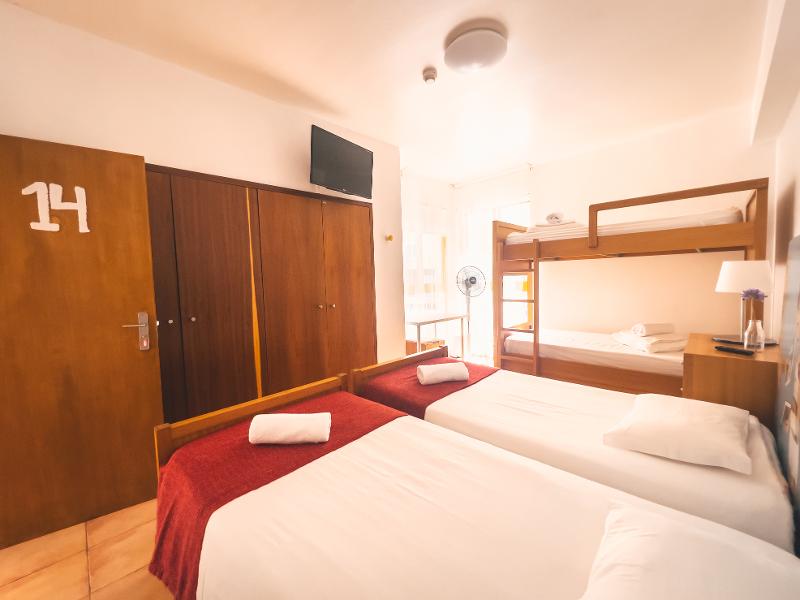 Camera da letto con letto matrimoniale e a castello al campo estivo surf
