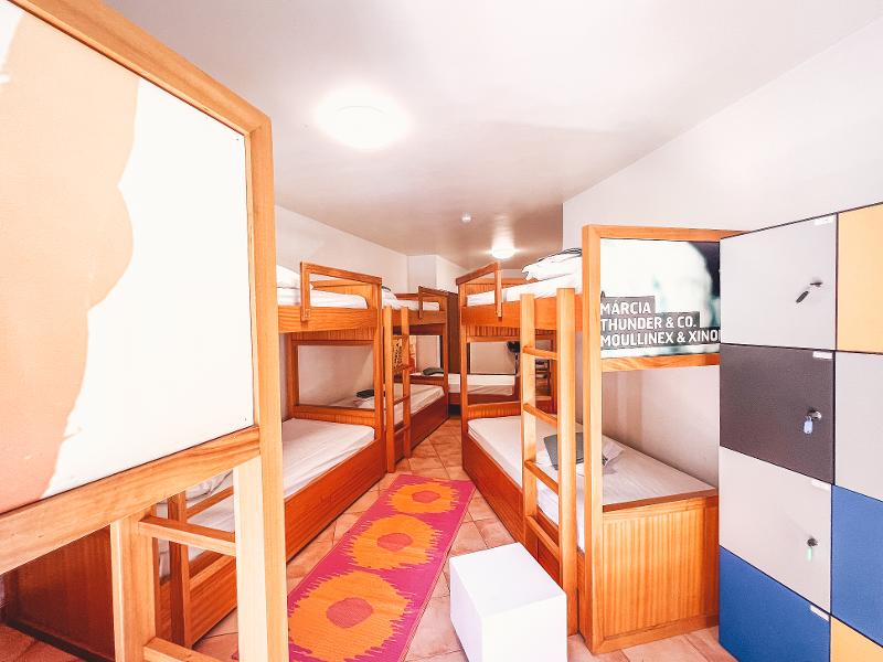 Camera da letto da nove persone al campo estivo surf