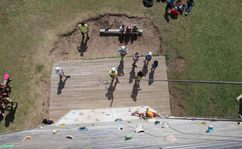 Ai campi estivi Friuli Venezia Giulia, i ragazzi aspettano di provare il muro per arrampicata con le attrezzature di sicurezza