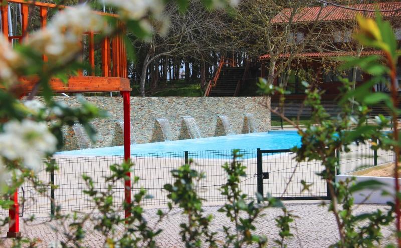 Nella vacanza a Riccione per ragazzi si può usufruire della piscina immersa nel verde