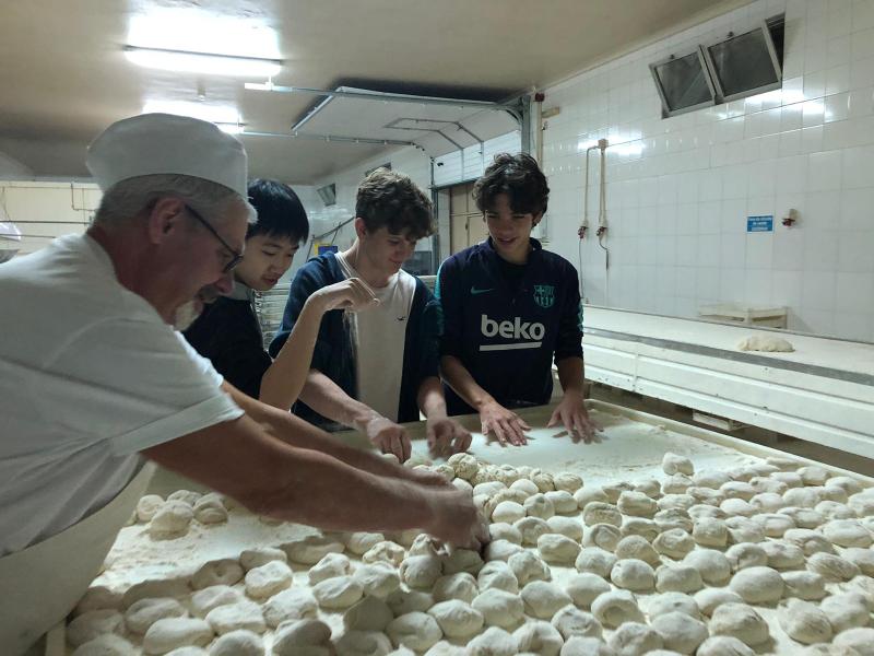 Durante i campi estivi Friuli Venezia Giulia, i ragazzi osservano da vicino un cuoco e provano a cucinare con lui del pane