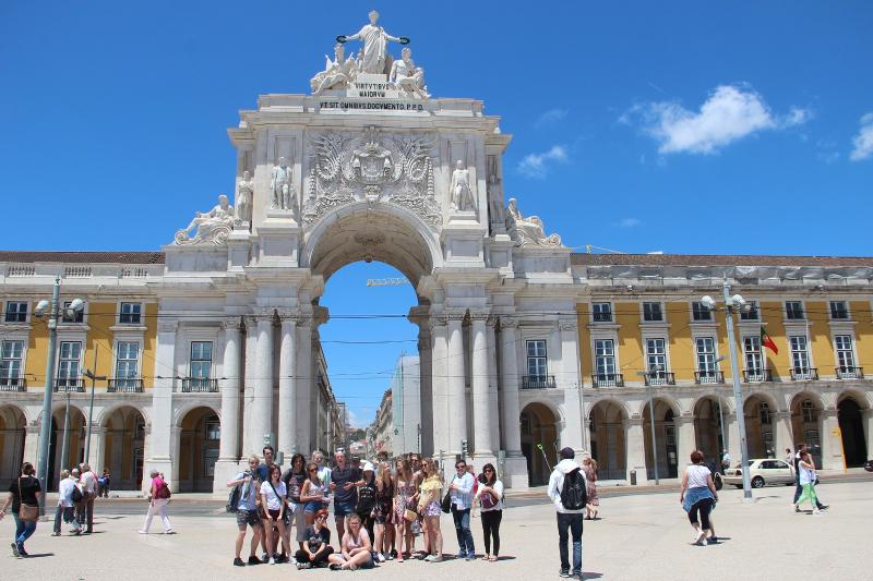 Al campo estivo Sicilia, i ragazzi del gruppo si trovano davanti a un monumento