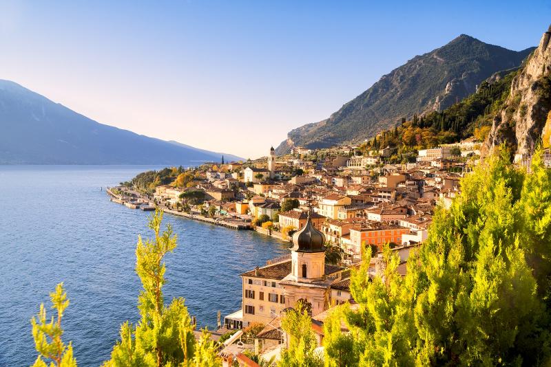 Un bellissimo paesaggio con montagne e specchi d'acqua durante un viaggio di gruppo in Europa