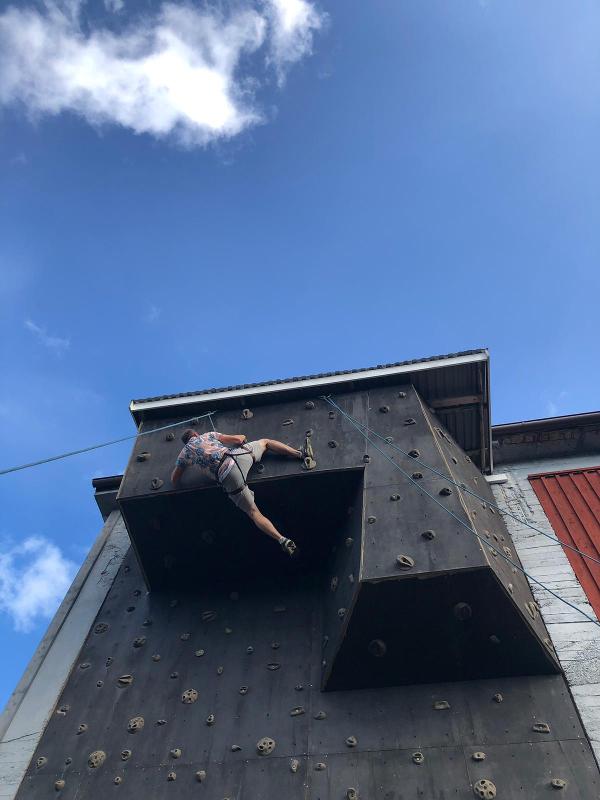 ragazzo che fa arrampicata ad un campo estivo avventura
