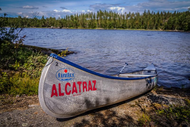 Al campo avventura vi è una canoa utilizzata dai ragazzi per un'attività