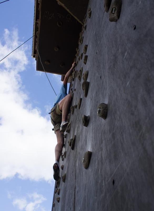 Ragazzo che fa arrampicata al campo avventura in Svezia