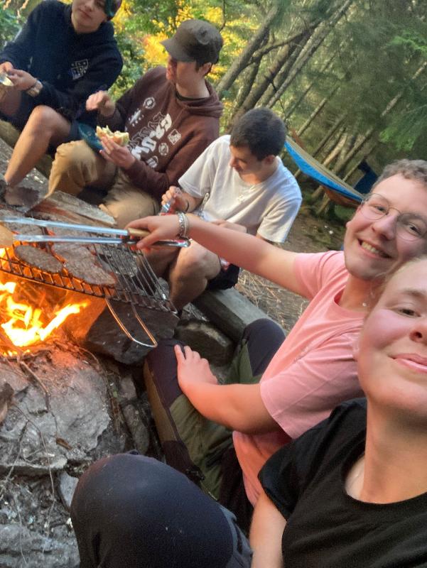 Ragazzi fanno un selfie mentre fanno una grigliata al campo avventura in Svezia