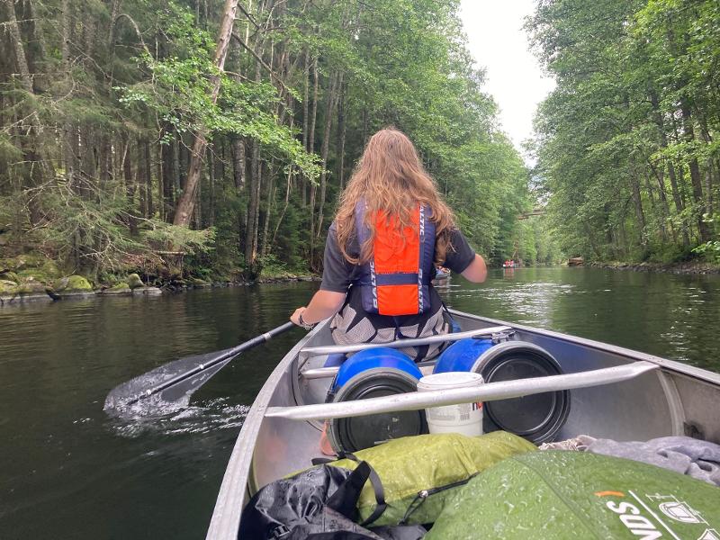 Ragazzi fanno canottaggio attraversando la foresta al campo avventura in Svezia