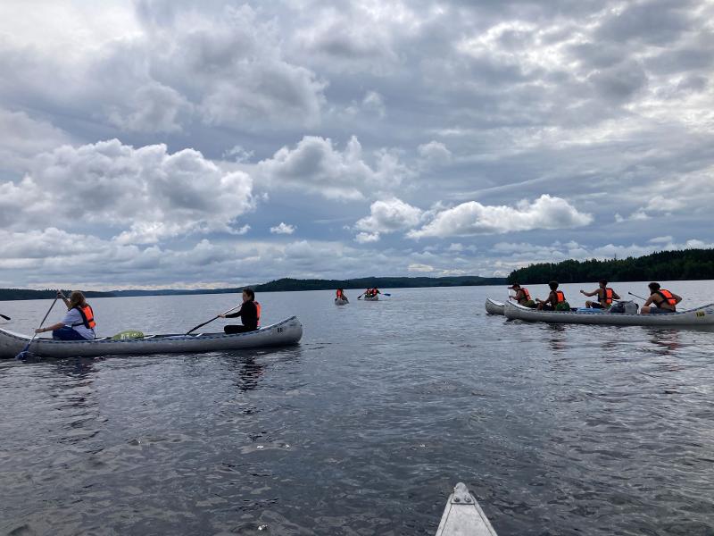 Gruppo di canoe sull'acqua al campo avventura in Svezia 