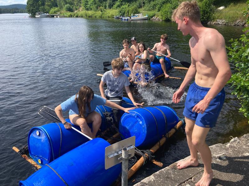 Ragazzi che vanno su una zattera al campo avventura internazionale in Svezia 