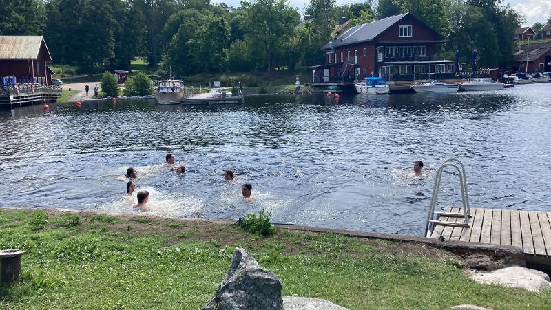 Ragazzi fanno il bagno insieme al campo avventura internazionale in Svezia 