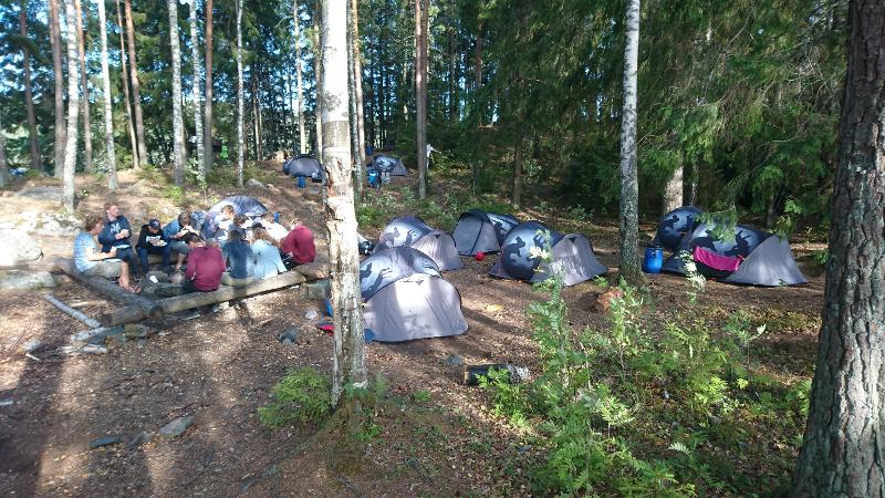 Al campo estivo avventura Svezia, le tende per dormire sono posizionate in mezzo agli alberi di un bosco