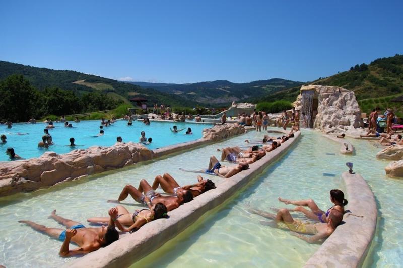 Alla vacanza studio Malta i ragazzi sono in acqua