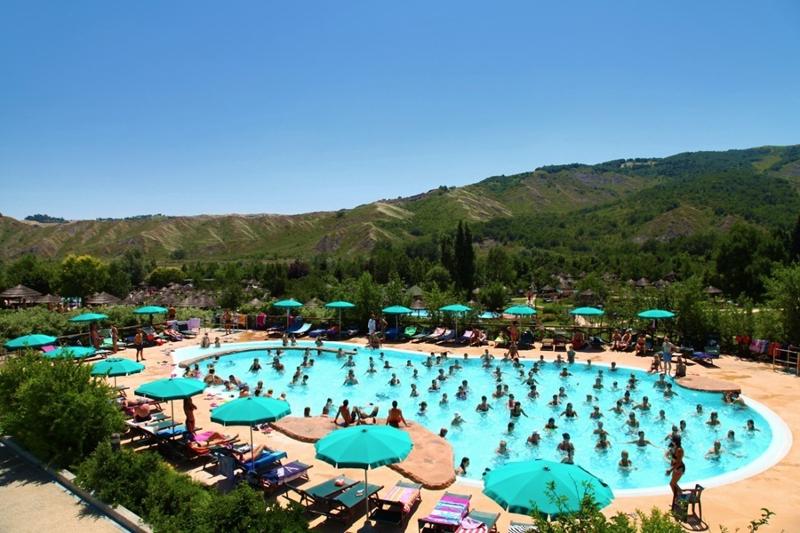 Podes ver a piscina oval no curso de línguas em França cheia de pessoas a fazer exercício na água