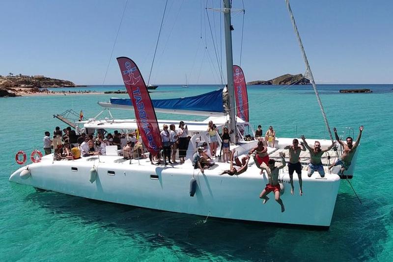 Un gruppo di cinque ragazzi salta in acqua dallo yacht pieno di altri partecipanti ai soggiorni linguistici Spagna