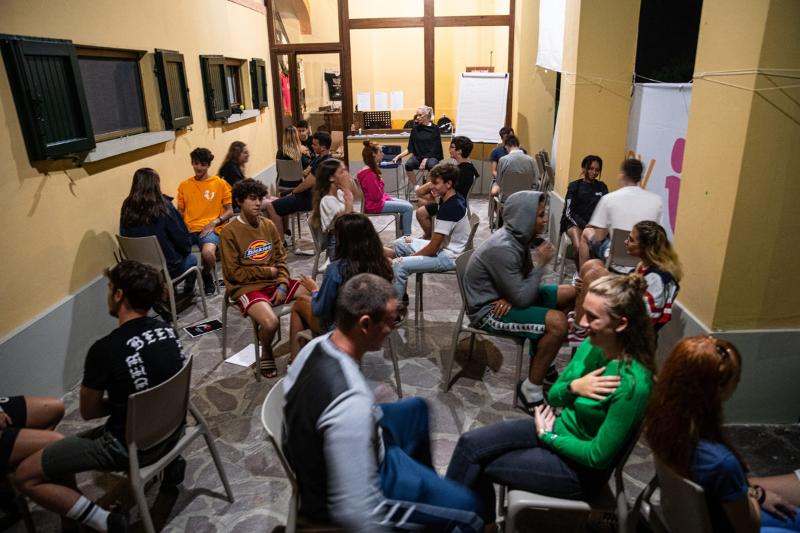 Al campo estivo inglese Bologna i ragazzi sono seduti in una stanza a coppie e parlano tra di loro