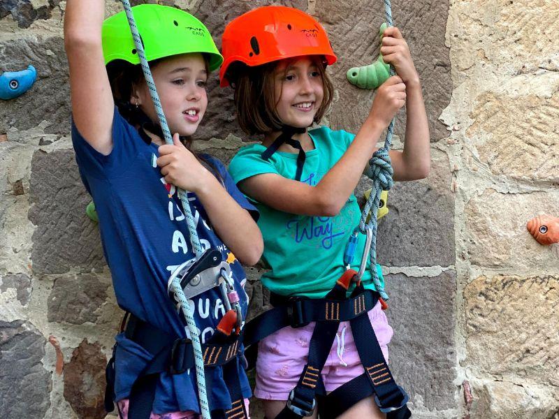 Campo di Burgos arrampicata di due bambine al soggiorno linguistico spagnolo a Burgos