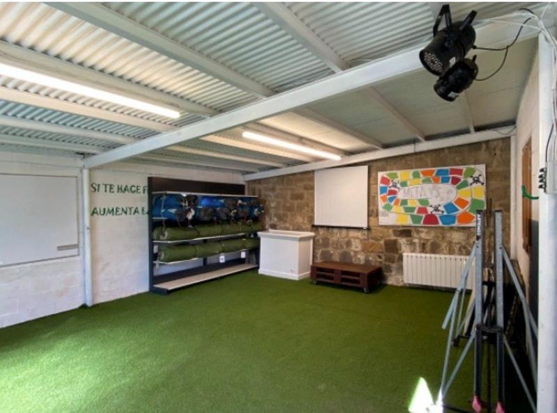 Sala attività con pavimento verde al soggiorno linguistico spagnolo 
