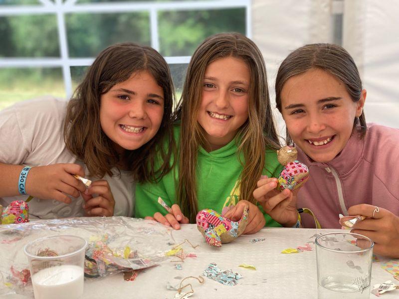 Tre bambine fanno lavoretti manuali al soggiorno linguistico spagnolo 