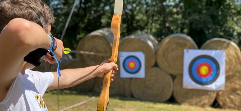 Bambino pratica tiro con l'arco al soggiorno linguistico spagnolo 