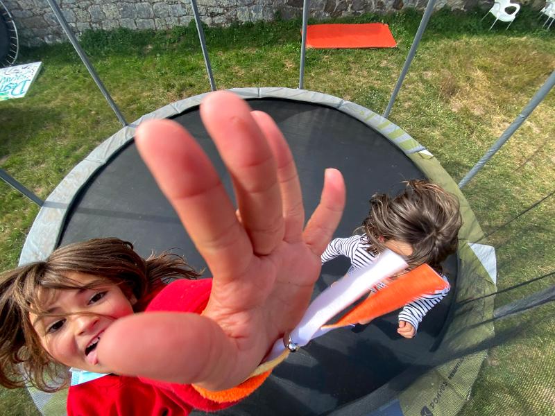 Due bambini si divertono sul trampolino al soggiorno linguistico spagnolo 