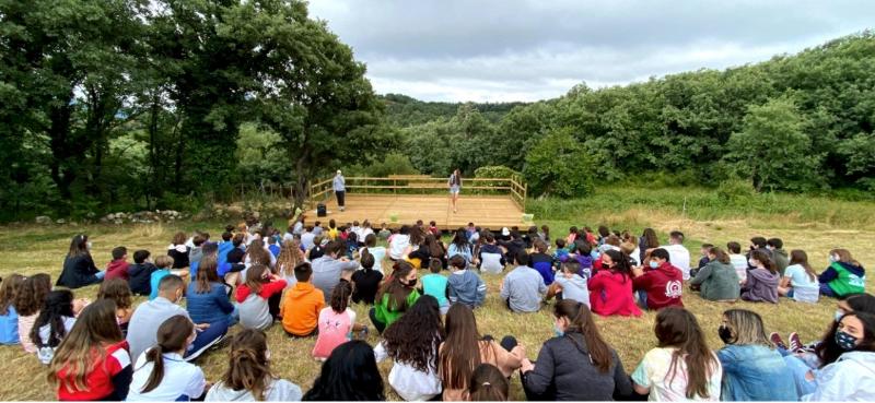 Gruppo assiste di fronte ad un palco nella natura al soggiorno linguistico spagnolo 