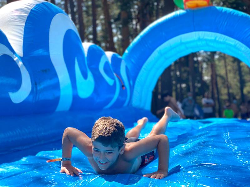 Bambino svolge giochi d'acqua al soggiorno linguistico spagnolo 