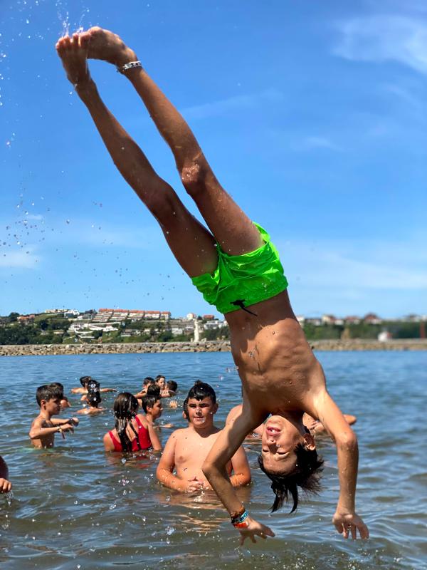 Un bambino fa un tuffo in mare al soggiorno linguistico spagnolo 