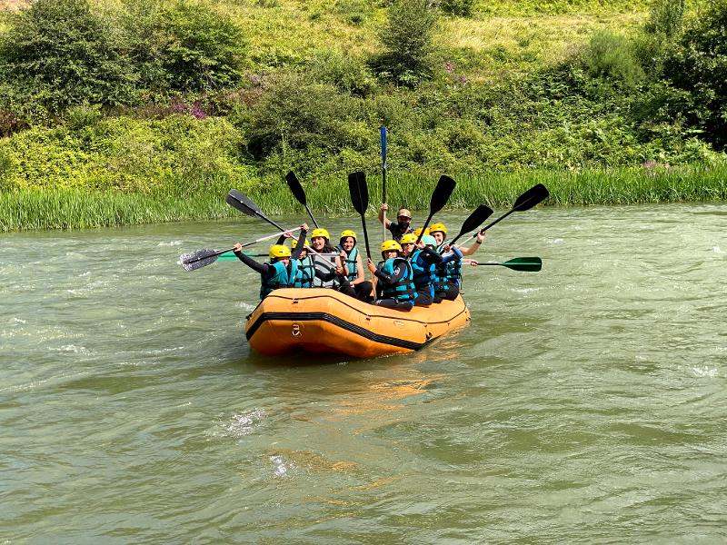 Un gruppo di ragazzi fa rafting al soggiorno linguistico spagnolo 
