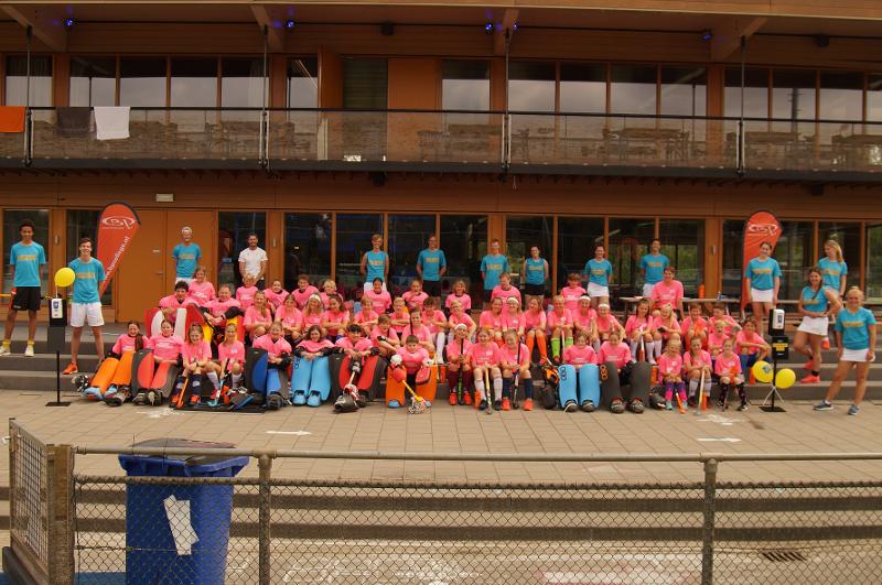 L'intero gruppo scatta una foto con la divisa da sport al campo estivo internazionale di Hockey a Rotterdam