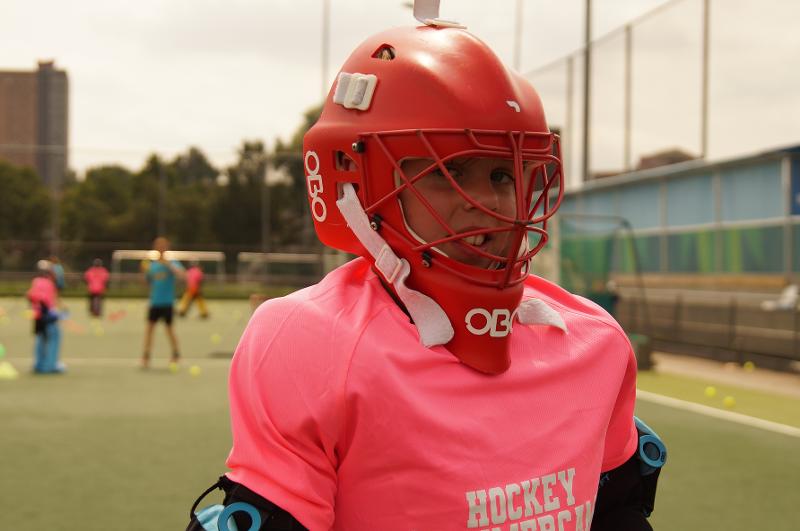 Al campo estivo internazionale di Hockey a Rotterdam un bambino indossa il casco da hockey