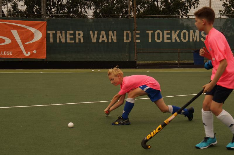 Due ragazzi giocano a hockey sul prato al campo estivo internazionale di Hockey a Rotterdam