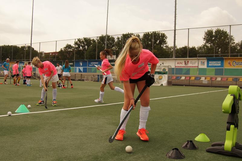 I ragazzi si allenano a maneggiare la mazza da hockey tramite un percorso su erba al campo estivo internazionale di Hockey a Rotterdam